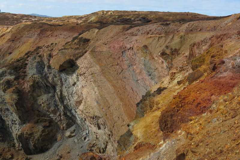 the colourful stratigraphy of the exposed rock face at the northeastern end of the the Great Opencast